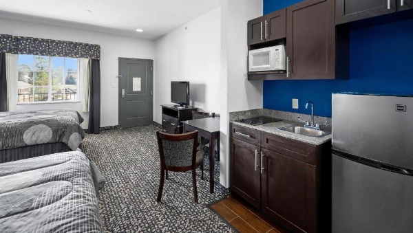 Belmont Inn and Suites image 11