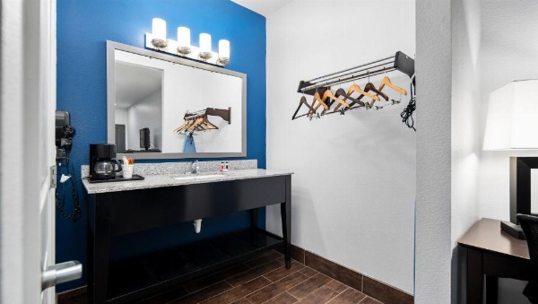 Belmont Inn and Suites image 28