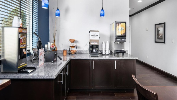 Belmont Inn and Suites image 4