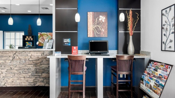 Belmont Inn and Suites image 6